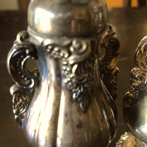 Two Baroque Wallace Silverplate Shakers - Picture 5 of 14